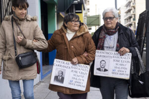 Delia Garibotti, hija de Francisco, y Berta Carranza, hija de Nicolás, en el Juzgado de San Martín.